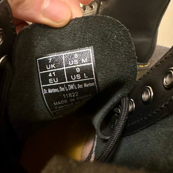 Dr. Martens 1460 Men’s 8 Women’s 9 in Black worn twice - Picture 2 of 3